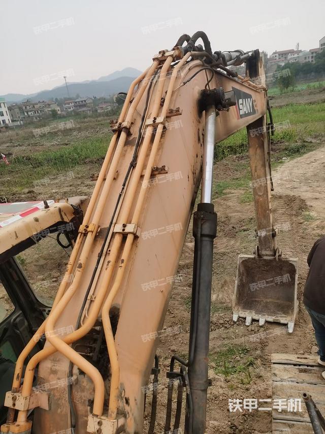 大臂背部俯視(工作和回轉(zhuǎn)裝置) 大臂背部俯視(工作和回轉(zhuǎn)裝置)