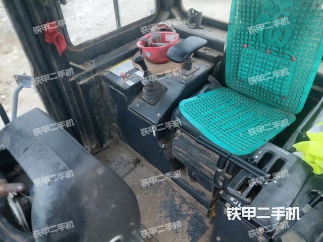 駕駛室操作臺（設(shè)備外觀及核心部件）