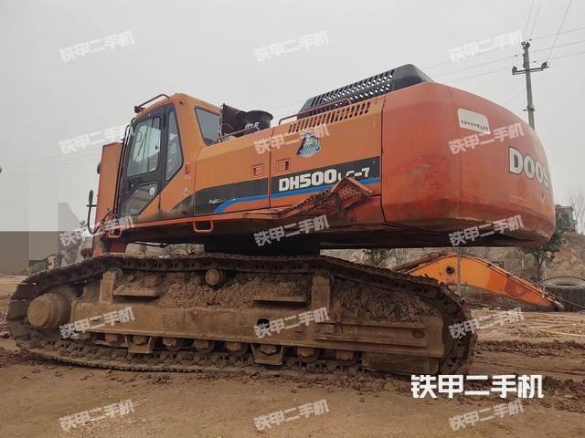 單側(cè)履帶整體(整機(jī)外觀) 單側(cè)履帶整體(整機(jī)外觀)