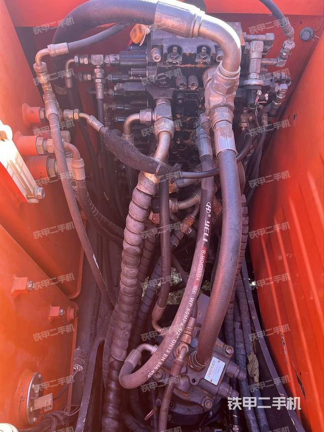 回轉(zhuǎn)馬達(dá)和主控閥（整機(jī)外觀）