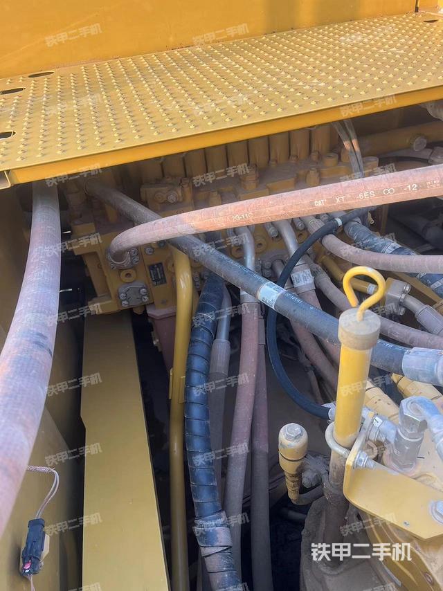 回轉馬達和主控閥(整機外觀) 回轉馬達和主控閥(整機外觀)