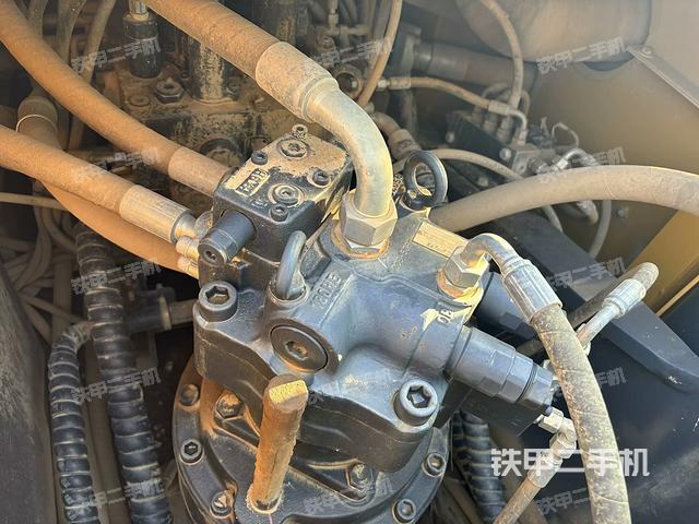 回轉馬達和主控閥(整機外觀) 回轉馬達和主控閥(整機外觀)