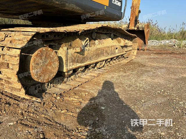 單側(cè)履帶整體(整機(jī)外觀) 單側(cè)履帶整體(整機(jī)外觀)