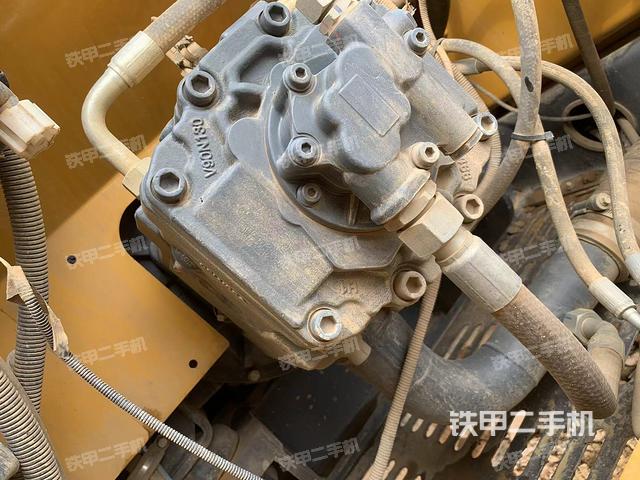 液壓泵艙室正面整體（整機外觀）