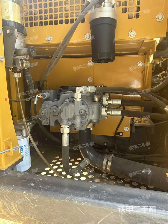 液壓泵艙室正面整體(整機外觀) 液壓泵艙室正面整體(整機外觀)