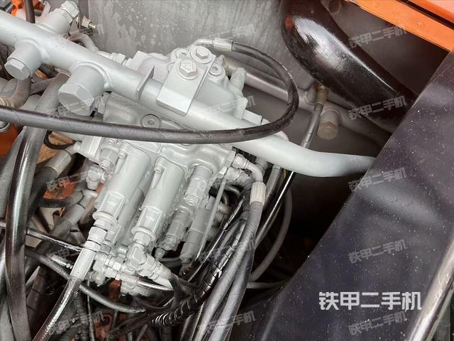 回轉(zhuǎn)馬達(dá)和主控閥(整機(jī)外觀) 回轉(zhuǎn)馬達(dá)和主控閥(整機(jī)外觀)