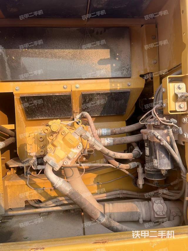 液壓泵艙室正面整體(整機外觀) 液壓泵艙室正面整體(整機外觀)