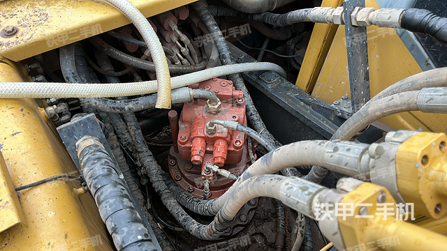 回轉(zhuǎn)馬達(dá)和主控閥（整機(jī)外觀）