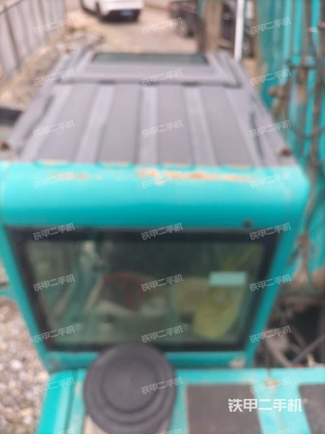 駕駛室頂部(整機(jī)外觀) 駕駛室頂部(整機(jī)外觀)