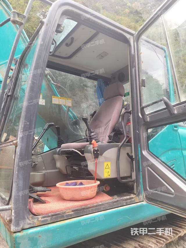 駕駛室整體(整機(jī)外觀) 駕駛室整體(整機(jī)外觀)