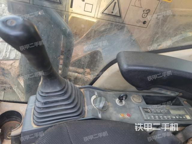 座椅右側(cè)控制臺/鑰匙門/油門/含右手柄(駕駛室部分) 座椅右側(cè)控制臺/鑰匙門/油門/含右手柄(駕駛室部分)