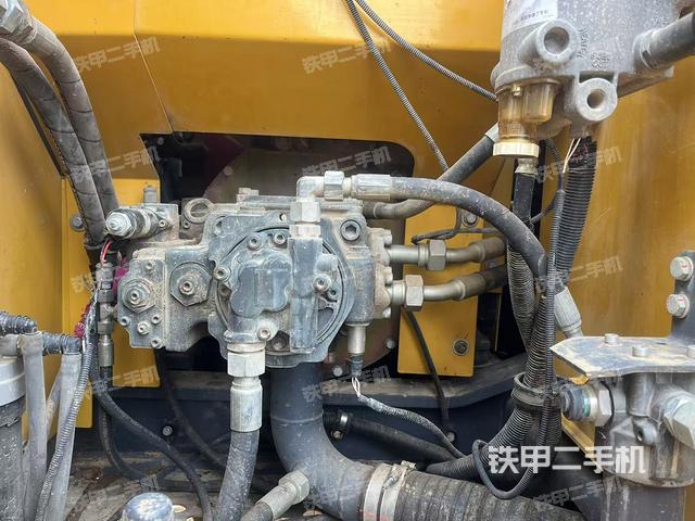 液壓泵艙室正面整體(整機外觀) 液壓泵艙室正面整體(整機外觀)