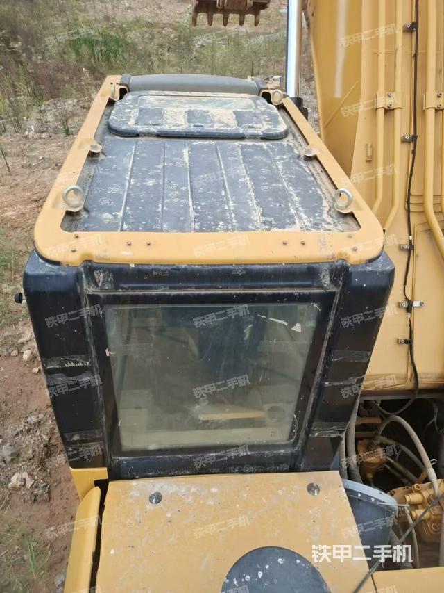 駕駛室頂部(整機(jī)外觀) 駕駛室頂部(整機(jī)外觀)