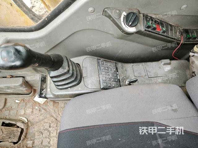 座椅右側(cè)控制臺/鑰匙門/油門/含右手柄（駕駛室部分）