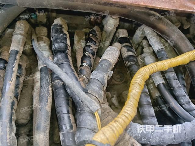 回轉(zhuǎn)馬達(dá)和主控閥（整機(jī)外觀）