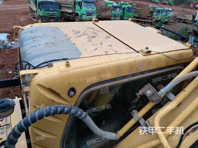 駕駛室頂部(整機(jī)外觀) 駕駛室頂部(整機(jī)外觀)