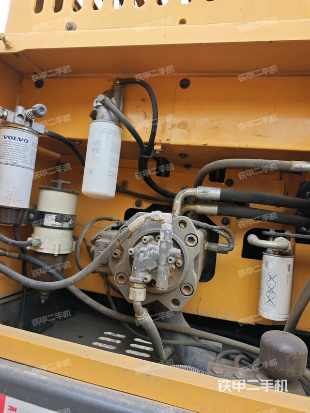 液壓泵艙室正面整體(整機(jī)外觀) 液壓泵艙室正面整體(整機(jī)外觀)