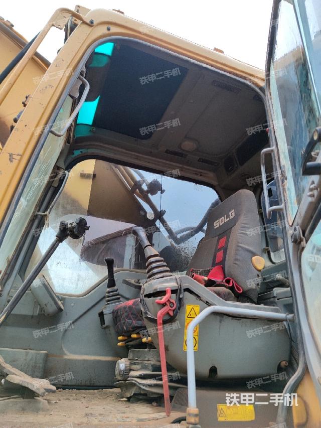 駕駛室整體(整機(jī)外觀) 駕駛室整體(整機(jī)外觀)