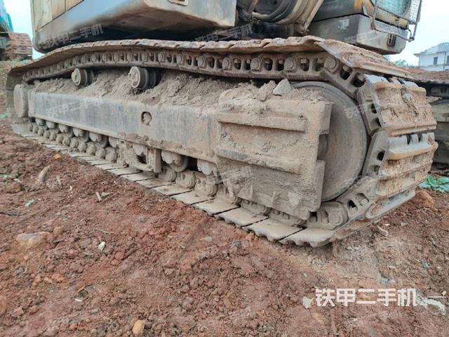 單側(cè)履帶整體(整機(jī)外觀) 單側(cè)履帶整體(整機(jī)外觀)