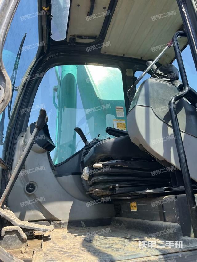 駕駛室整體(整機外觀) 駕駛室整體(整機外觀)