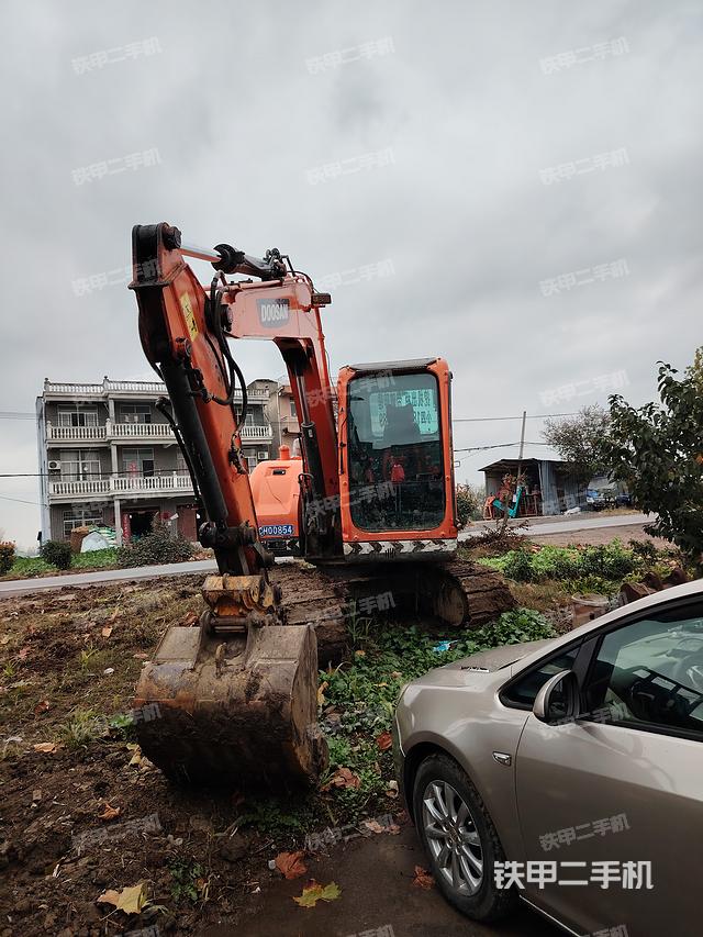駕駛室頂部(整機(jī)外觀) 駕駛室頂部(整機(jī)外觀)