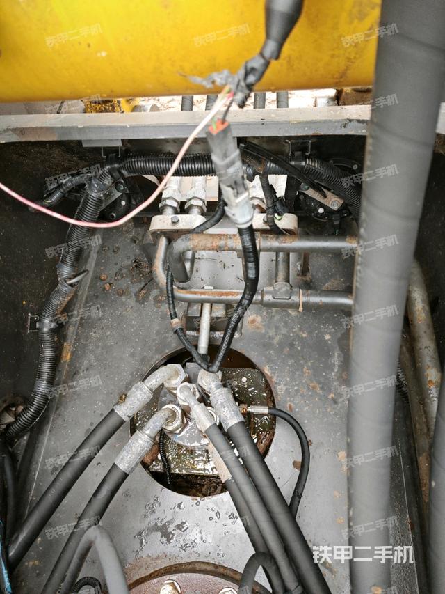 中央回轉(zhuǎn)接頭特寫（上車部件）