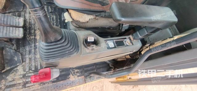 行走控制手柄和踏板?俯拍（駕駛室部分）