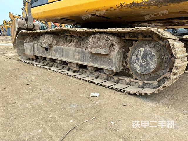 單側(cè)履帶整體(整機(jī)外觀) 單側(cè)履帶整體(整機(jī)外觀)