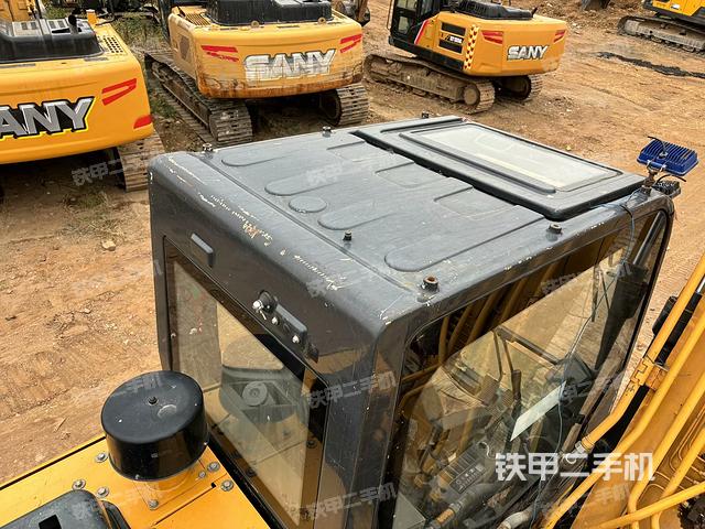 駕駛室頂部(整機(jī)外觀) 駕駛室頂部(整機(jī)外觀)