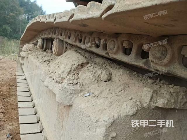 單側(cè)履帶整體(整機(jī)外觀) 單側(cè)履帶整體(整機(jī)外觀)