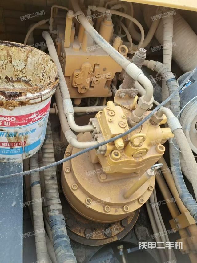 回轉(zhuǎn)馬達(dá)和主控閥(整機(jī)外觀) 回轉(zhuǎn)馬達(dá)和主控閥(整機(jī)外觀)