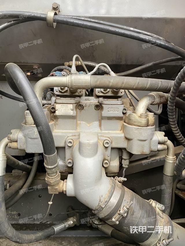 液壓泵艙室正面整體(整機外觀) 液壓泵艙室正面整體(整機外觀)