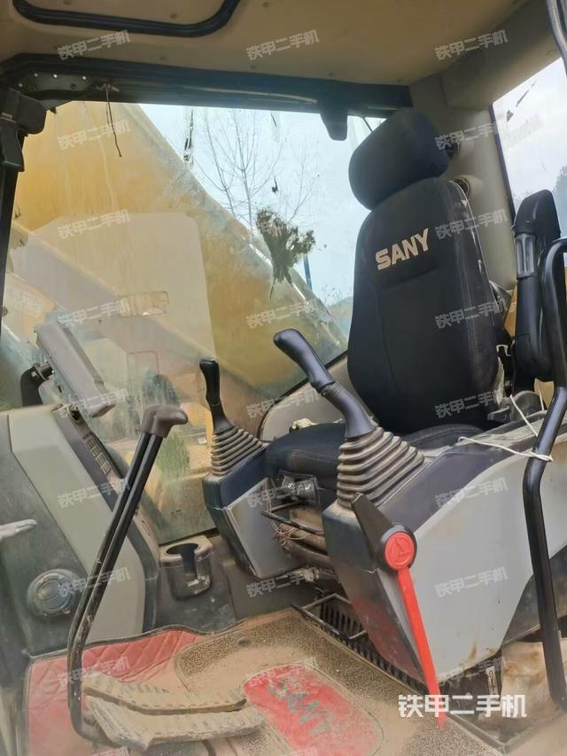 駕駛室整體(整機(jī)外觀) 駕駛室整體(整機(jī)外觀)