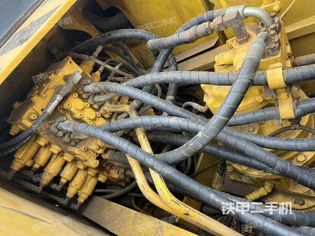 回轉(zhuǎn)馬達(dá)和主控閥（整機(jī)外觀）