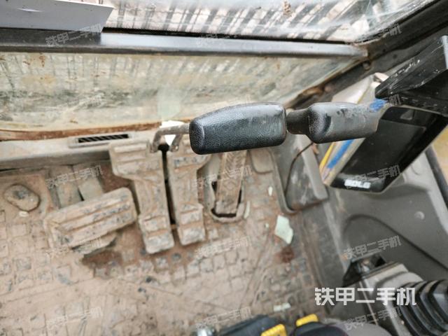 行走控制手柄和踏板?俯拍（駕駛室部分）