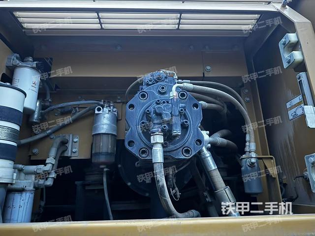 液壓泵艙室正面整體（整機外觀）