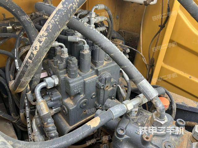 回轉(zhuǎn)馬達和主控閥(整機外觀) 回轉(zhuǎn)馬達和主控閥(整機外觀)