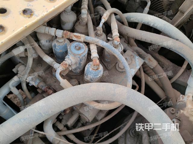 回轉(zhuǎn)馬達(dá)和主控閥(整機(jī)外觀) 回轉(zhuǎn)馬達(dá)和主控閥(整機(jī)外觀)