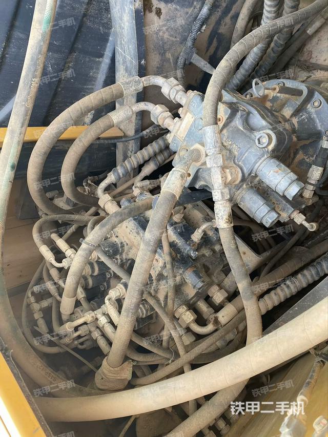 回轉(zhuǎn)馬達(dá)和主控閥（整機(jī)外觀）