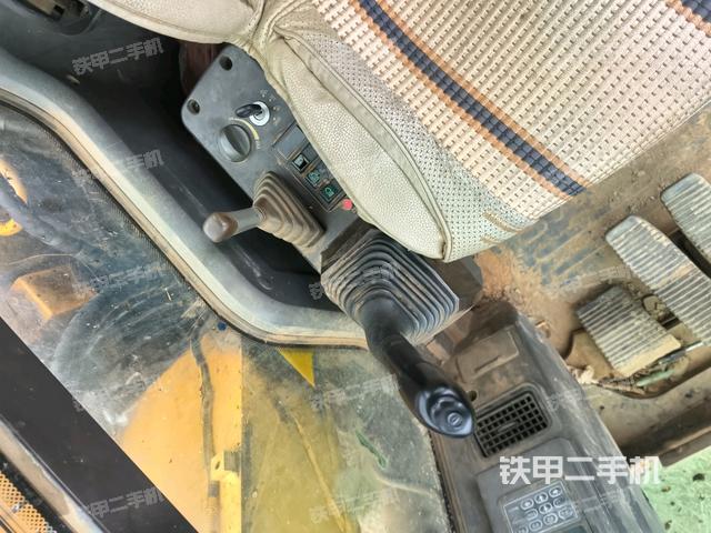 行走控制手柄和踏板?俯拍(駕駛室部分) 行走控制手柄和踏板?俯拍(駕駛室部分)