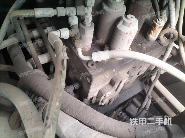 回轉(zhuǎn)馬達(dá)和主控閥(整機(jī)外觀) 回轉(zhuǎn)馬達(dá)和主控閥(整機(jī)外觀)