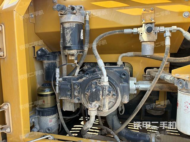 液壓泵艙室正面整體(整機外觀) 液壓泵艙室正面整體(整機外觀)