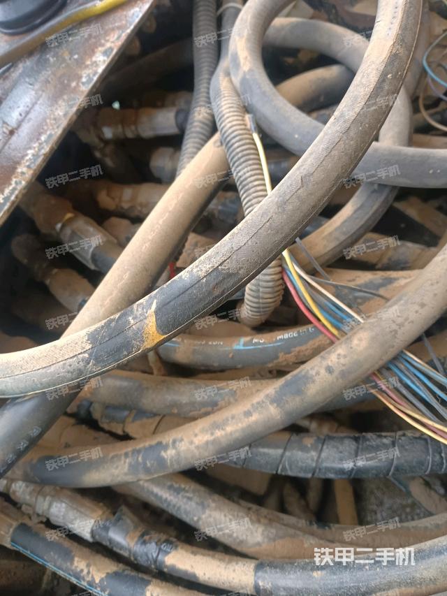 回轉(zhuǎn)馬達(dá)和主控閥（整機(jī)外觀）