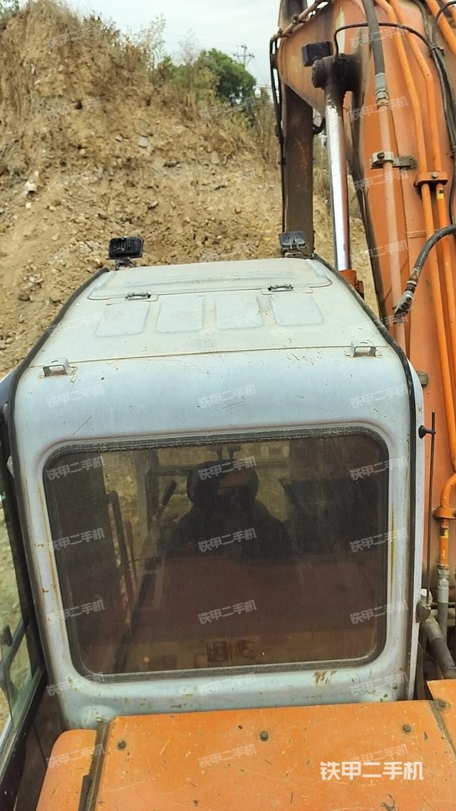 駕駛室頂部(整機(jī)外觀) 駕駛室頂部(整機(jī)外觀)