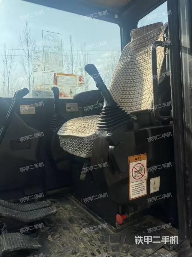 駕駛室頂部(整機外觀) 駕駛室頂部(整機外觀)