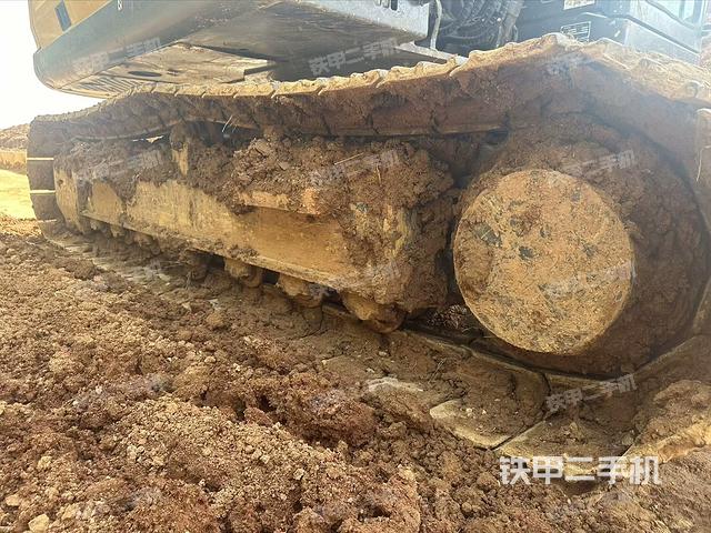 單側(cè)履帶整體(整機外觀) 單側(cè)履帶整體(整機外觀)