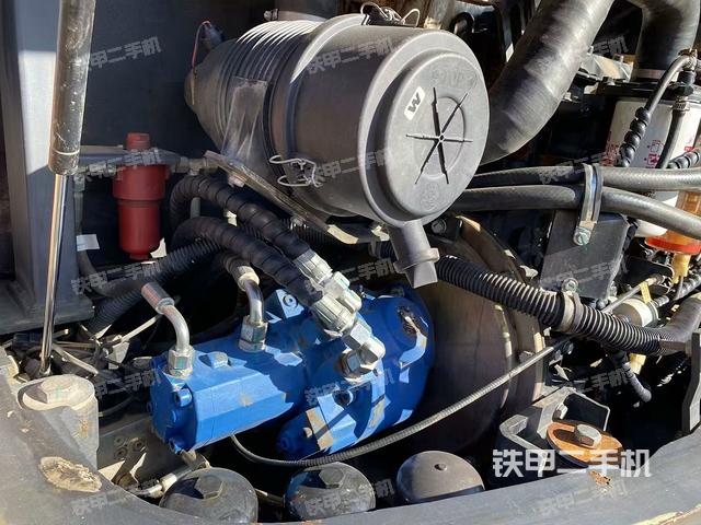 液壓泵艙室正面整體(整機外觀) 液壓泵艙室正面整體(整機外觀)