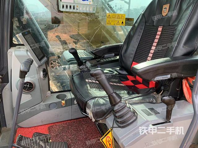 駕駛室整體（整機外觀）