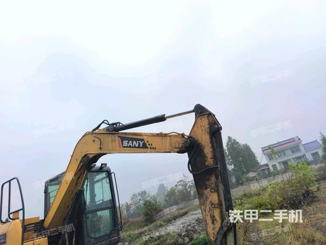 鏟斗右后整體(工作和回轉(zhuǎn)裝置) 鏟斗右后整體(工作和回轉(zhuǎn)裝置)