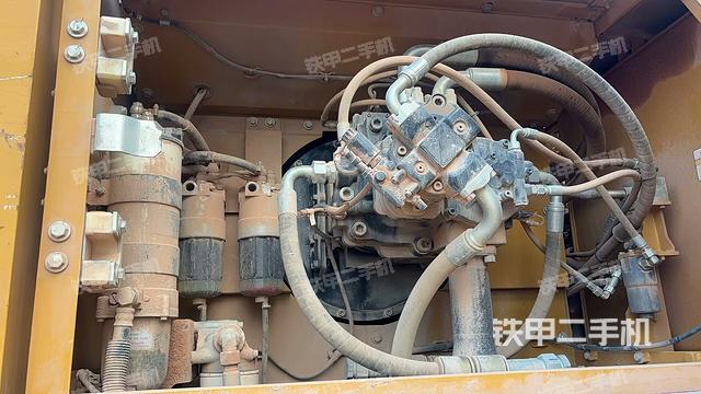 液壓泵艙室正面整體(整機(jī)外觀) 液壓泵艙室正面整體(整機(jī)外觀)